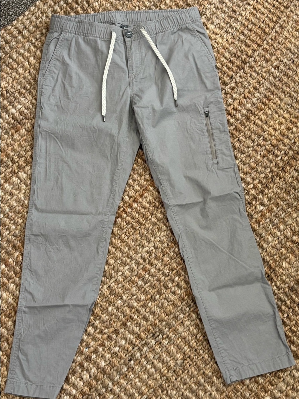 Vuori Men's Gray ripstops with Zip Pockets Med